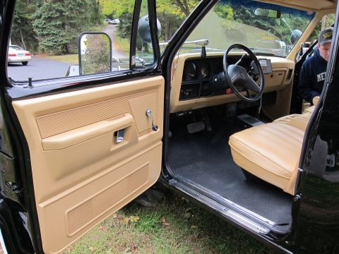 1987 Dodge 1500 - The interior of a truck is shown, with a focus on the driver's side door panel and dashboard.