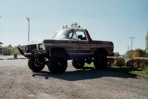 1979 Ford Bronco - This modified 1978 Ford Bronco features a lifted suspension and aggressive off-road tires.