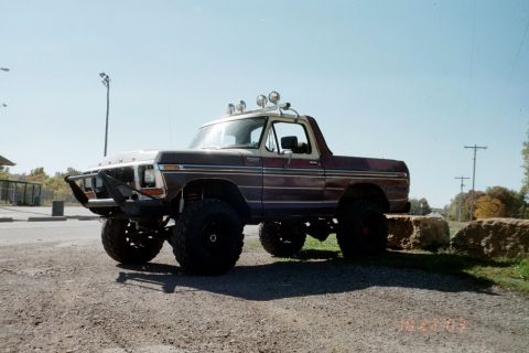 1979 Ford Bronco - This modified 1978 Ford Bronco features a lifted suspension, aggressive front bumper, and auxiliary lights on the roof.