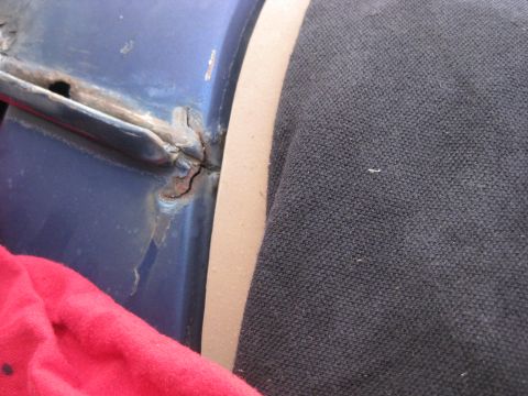 1994 Ford Bronco - A shot of the cracks at the end of the rain gutter.