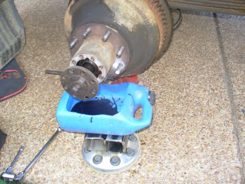 1997 Chevrolet Silverado 3500 - With the other tire chocked, I broke the axle sealant & pulled it out. The axle flange bolts are torqued to 150 Nm (110 lb-ft). Pretty nift…
