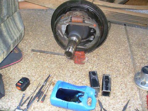 1997 Chevrolet Silverado 3500 - The lack of oil on the brake mechanisms tells me it hasn't been leaking long. There's just a light film on the shoes, and the outer part of…