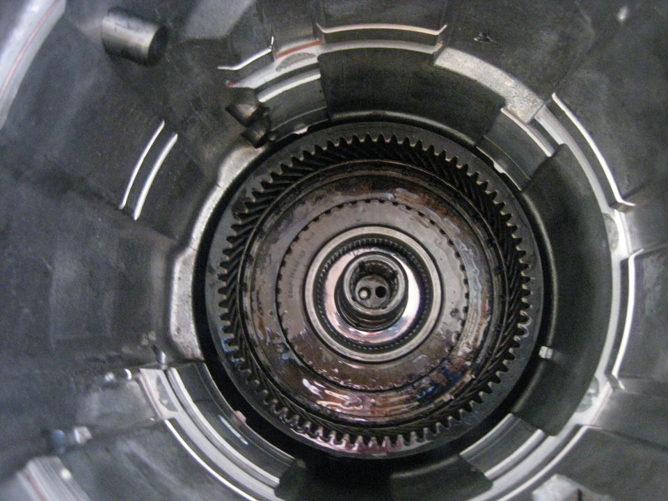 The outer spines spines on the hub mate with the spines on the friction disks. Make shure it is seated all the way.