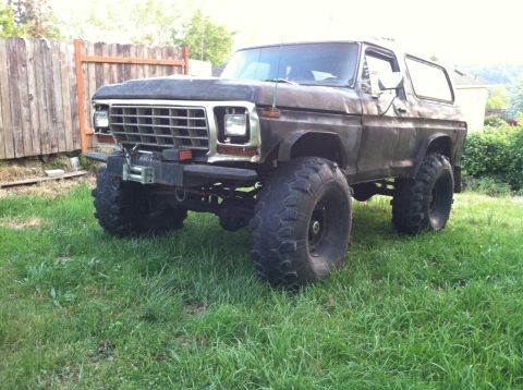 1978 Ford Bronco - This modified 1978 Ford Bronco features oversized off-road tires and a front-mounted winch.