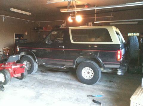 1994 Ford Bronco - This Ford Bronco appears to be from the early to mid-1990s, not a 1994 model.