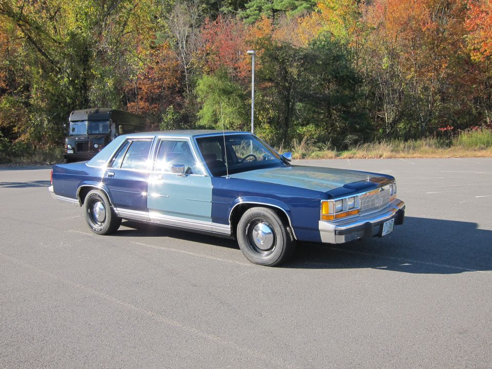 Blue and light blue 1991 Ford Crown Victoria LTD sedan, 3q front view