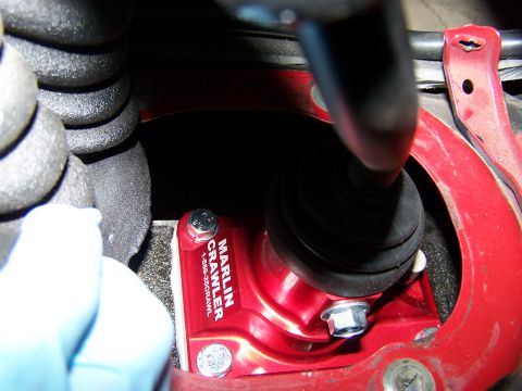1988 Suzuki Samurai - Close-up of a red Marlin Crawler transfer case shifter assembly, showing part numbers and contact information.