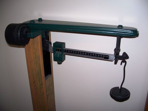 1971 Ford Ranchero - A green balance scale with a measurement bar marked in pounds and kilograms is shown.