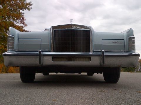 2001 Ford Crown Victoria - Front view of a classic Lincoln Continental sedan, its distinctive grille and chrome bumper.