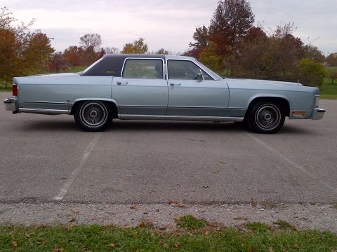 2001 Ford Crown Victoria - This classic Lincoln Continental sedan is a far cry from the 2001 Ford Crown Victoria claimed by the registry.