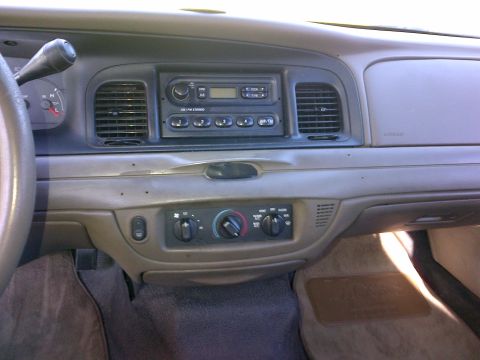 2001 Ford Crown Victoria - The interior dashboard of a 2001 Ford Crown Victoria, the radio and climate control system.