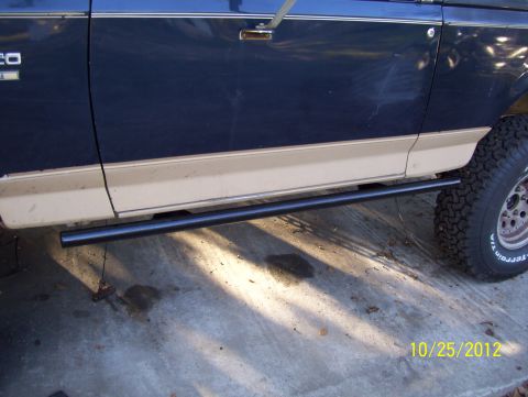1990 Ford Bronco - This Ford Bronco has a two-tone paint scheme and aftermarket side steps.