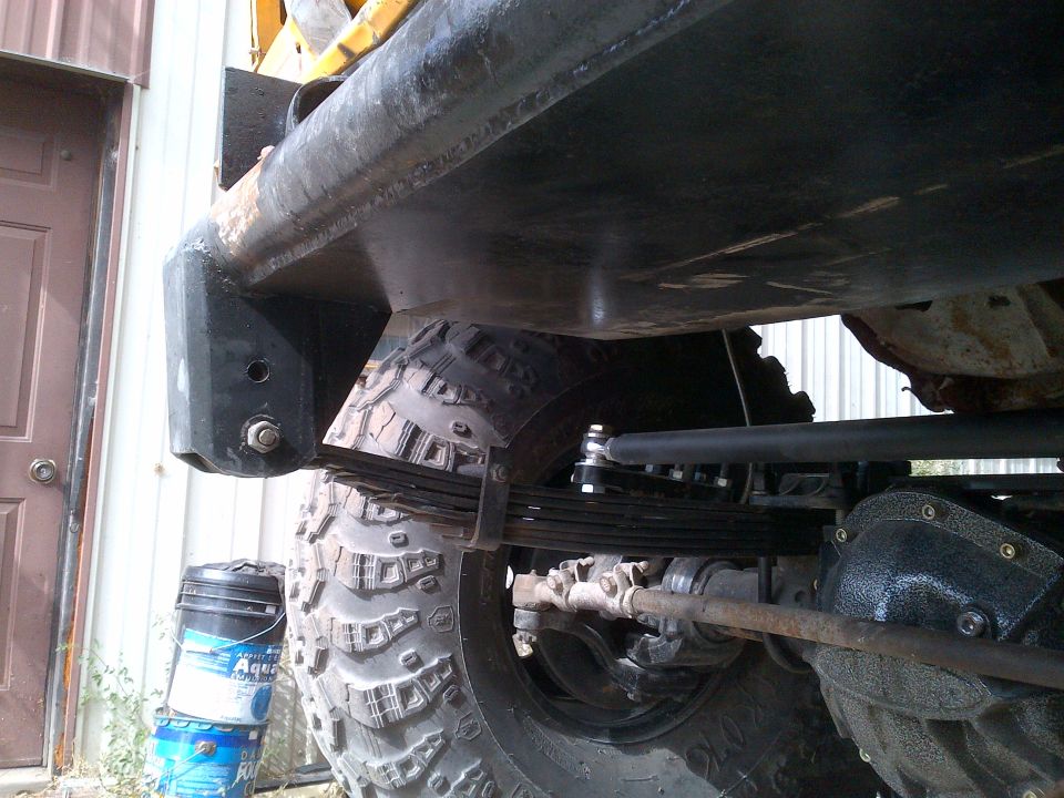 Rear leaf spring suspension and differential of a truck