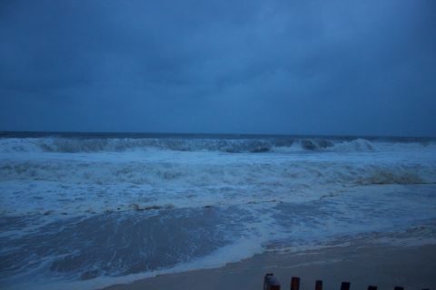 1990 Ford Bronco - Ocean waves during a storm, with a watermark for SUPERMOTORS visible in the lower right corner.
