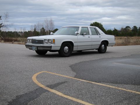1991 Ford LTD Crown Victoria - This Ford Crown Victoria has a distinctive grille and headlight design from the late 1980s.