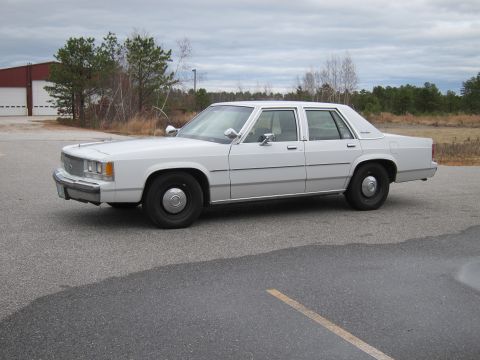 1991 Ford LTD Crown Victoria - This 1991 Ford Crown Victoria LTD is captured from the side, its classic sedan profile.