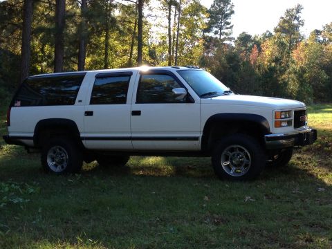 1994 GMC Suburban - Thought it would make for a great picture...bad lighting.