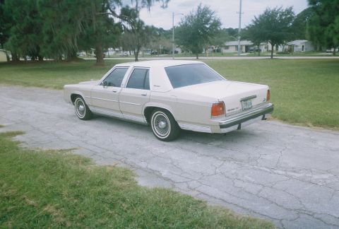 1990 Ford LTD Crown Victoria photo
