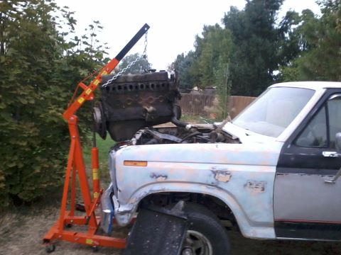 1981 Ford Bronco - Pulling the engine out of the parts truck.
