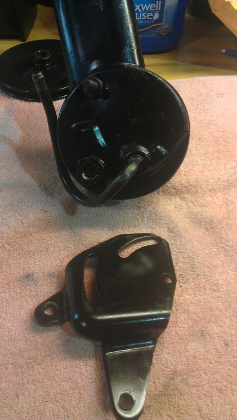 1973 Chevrolet Camaro - Power steering pump and bracket shown on a towel. The "Supermotors.net" watermark is visible.