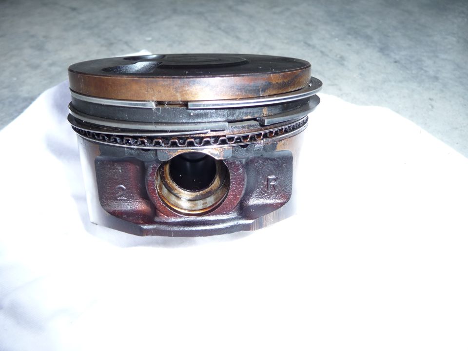 Piston with rings and connecting rod journal visible. Marked '2' and 'R'