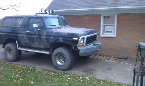1979 Ford Bronco - This 1979 Ford Bronco features an aftermarket front bumper and auxiliary lights mounted on the roof rack.