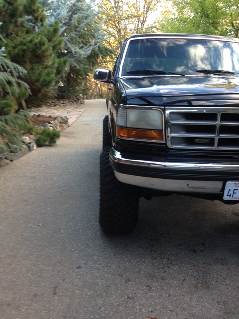 1993 Ford Bronco - The grille and headlight design suggest this truck is from the mid-1990s, not a 1993 model.
