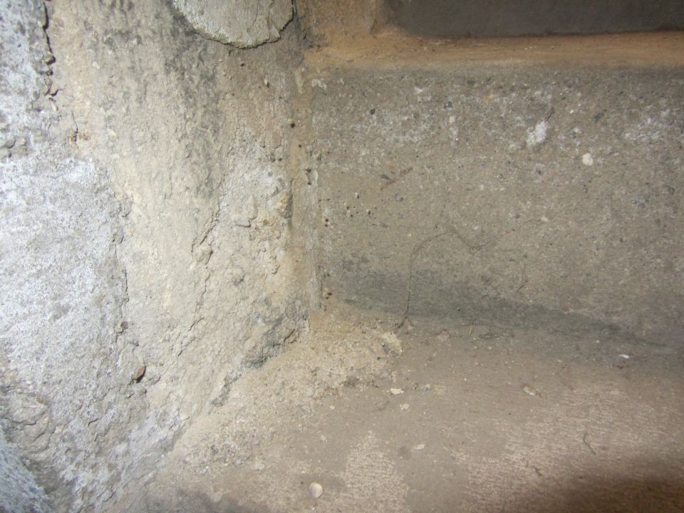 Concrete corner with cracks and discoloration