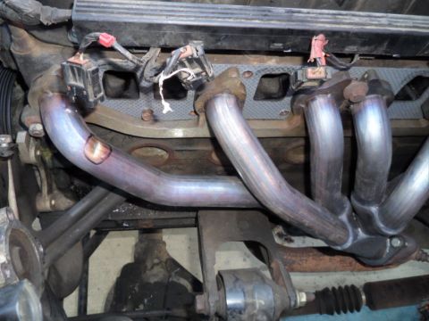 1994 Jeep Cherokee - Engine exhaust manifold and pipes, part of a vehicle's exhaust system.