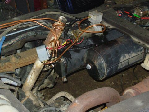 1983 Ford Bronco - It finally occurred to me that the pressure switch wouldn't work if it was attached to one compressor, so I moved it. I also figured out ho…