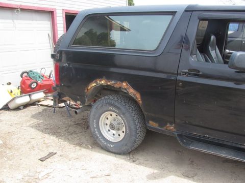 1996 Ford Bronco - This 1996 Ford Bronco shows extensive rust damage on its rear fender and lower body panels.
