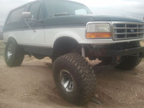 1994 Ford Bronco - This lifted 1994 Ford Bronco features a two-tone paint scheme and aggressive off-road tires.