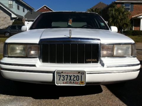 1997 Lincoln Town Car - Front view of a white 1997 Lincoln Town Car parked outdoors.
