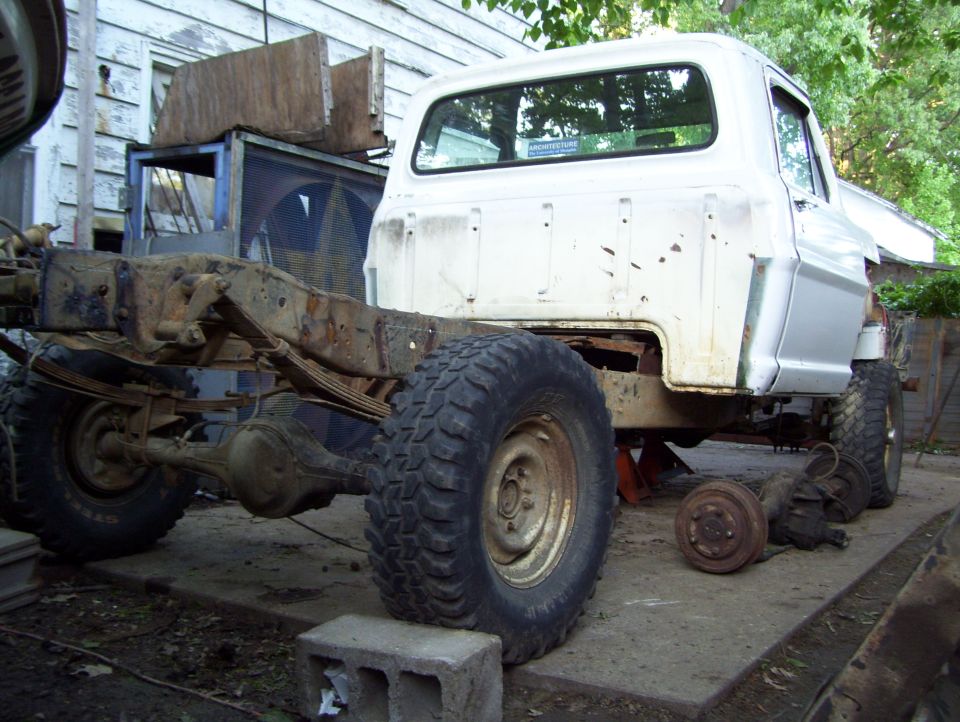 1972 Ford F-150 chassis, rear view, white