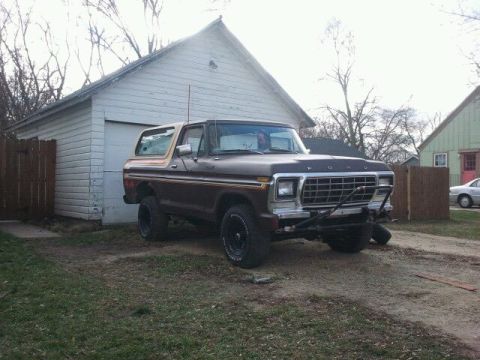 1979 Ford Bronco - This 1979 Ford Bronco features a two-tone paint scheme and a front plow mount.