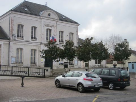1991 Ford LTD Crown Victoria - Two cars are parked in front of a building with French flags.