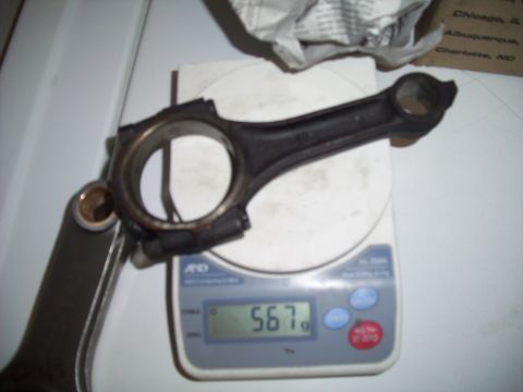 1995 Ford Probe - A connecting rod is weighed on a digital scale, displaying 567 grams.