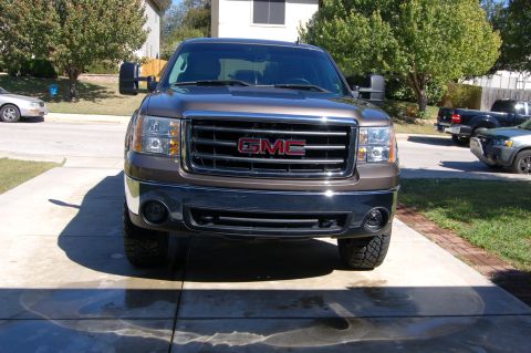 2007 GMC Sierra 1500 - This 2007 GMC Sierra 1500 pickup truck is shown from the front, its distinctive chrome grille and GMC badging.