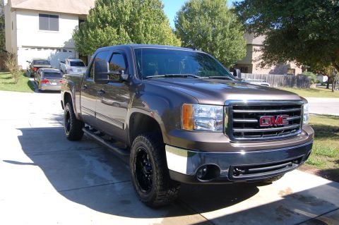 2007 GMC Sierra 1500 - Front 3/4 view of a brown 2007 GMC Sierra 1500 pickup truck.