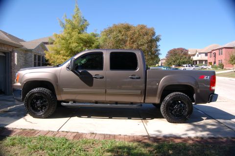 2007 GMC Sierra 1500 - This 2007 GMC Sierra 1500 pickup truck is shown from the side, Z71 badging and aftermarket black wheels.