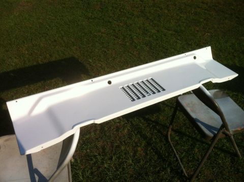 2000 Jeep TJ - Dashboard panel for a Jeep TJ, painted white and placed outside for work.