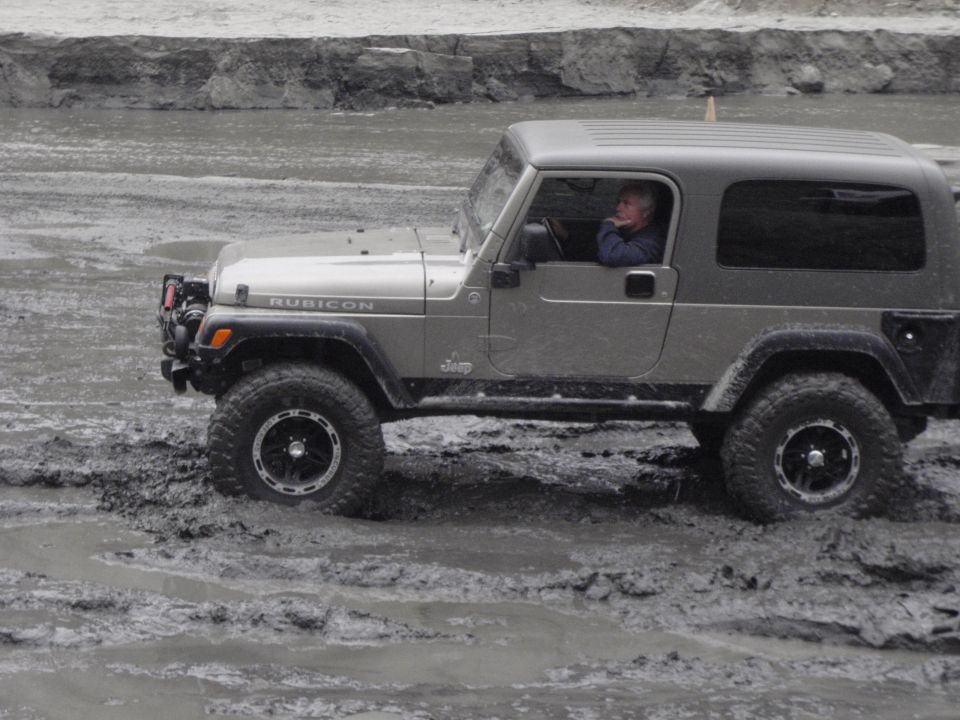 Jeep Wrangler Rubicon driving through mud