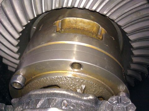 1995 Ford Bronco - A close-up view of a differential gear assembly, with a watermark from Supermotors.net visible at the bottom right.