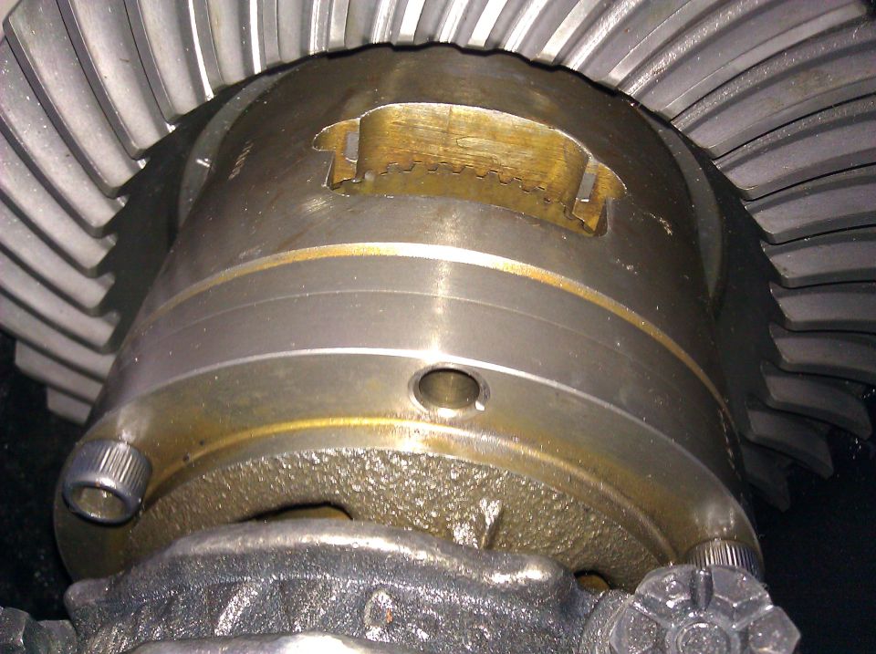 Close-up of differential gear assembly with Supermotors.net watermark