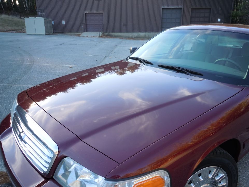 Maroon 2001 Ford Crown Victoria, 3q front view