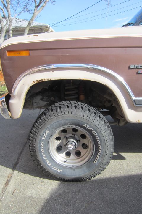 1982 Ford Bronco - Rust in left front fener well