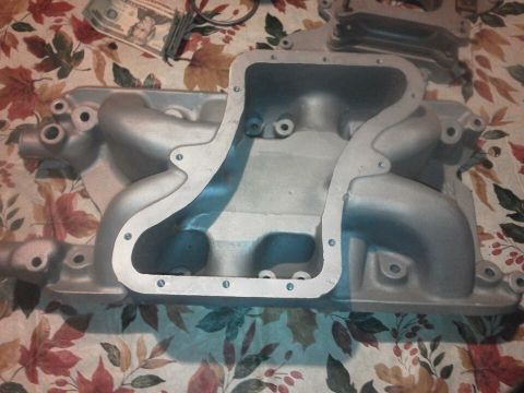 1972 Ford Ranchero - shot of the plenum & middle runners