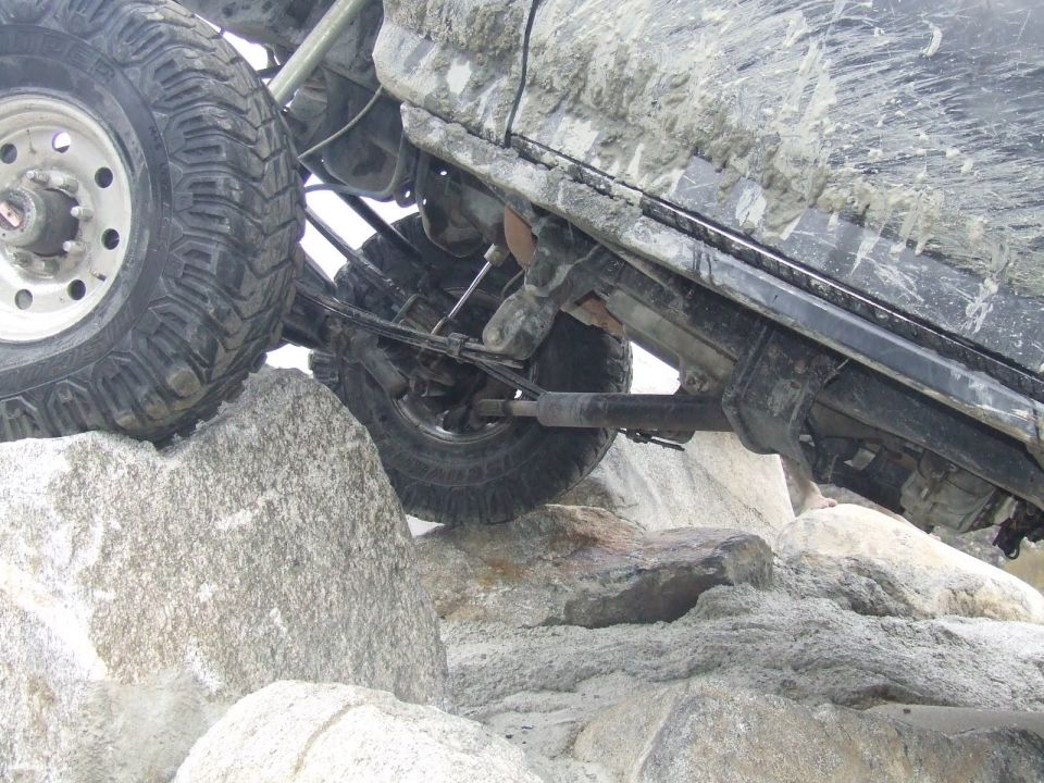 Off-road vehicle's suspension and tires on large rocks