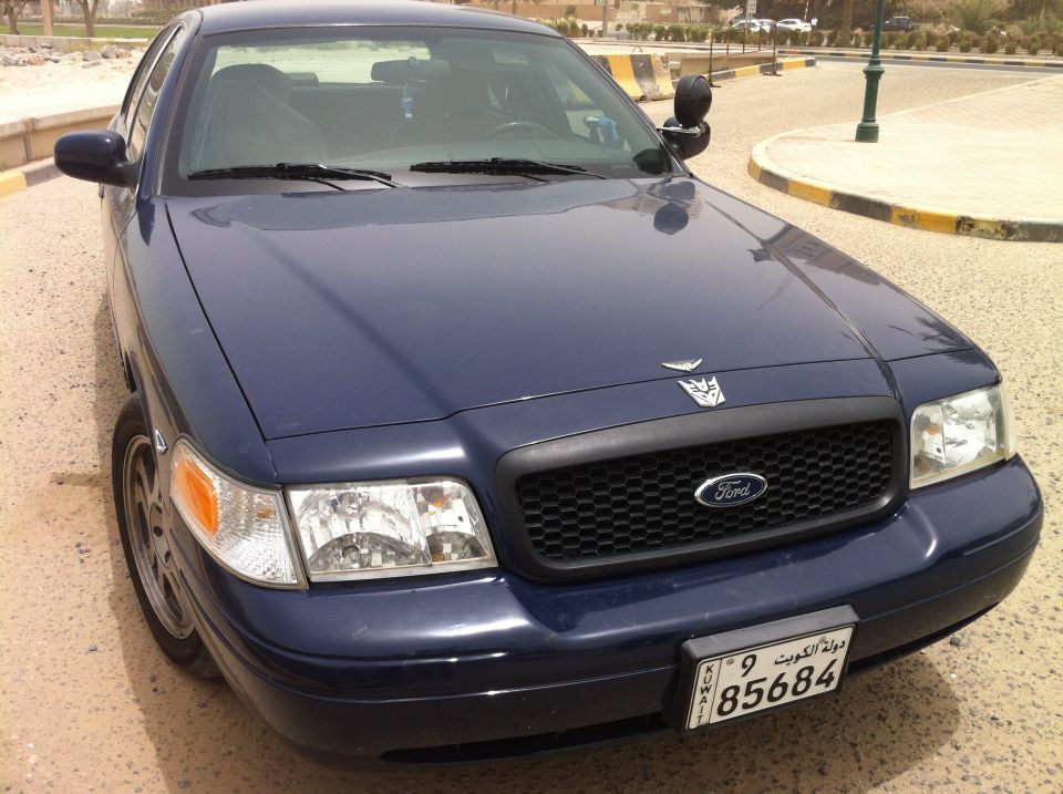 Dark blue Ford Crown Victoria front view with Kuwaiti license plate 9 85684