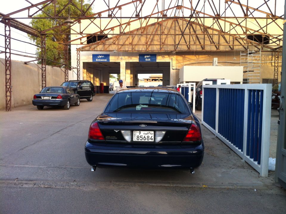 Dark blue 2007 Ford Crown Victoria rear view with license plate 85684